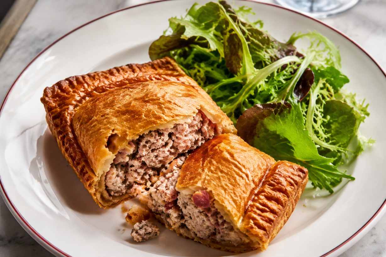 Friand met varkensvlees en bistrosalade