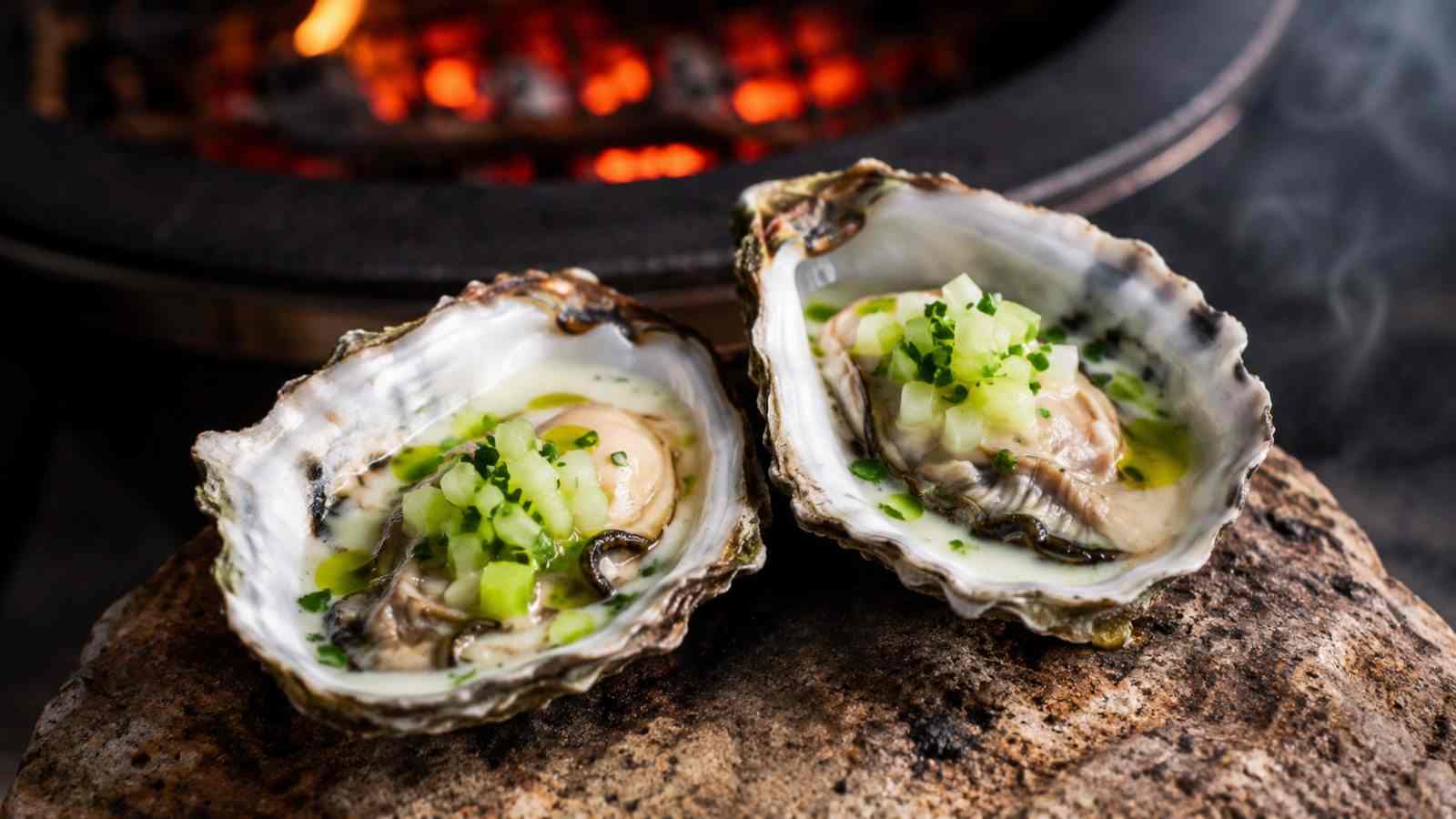 Gerookte oester met beurre blanc en appel