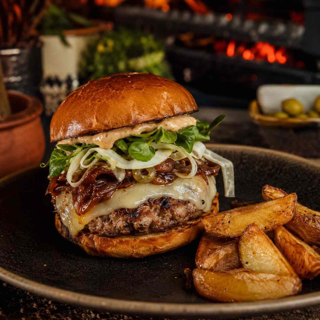 Iberico-burger met Manchego en kweepeer-aioli