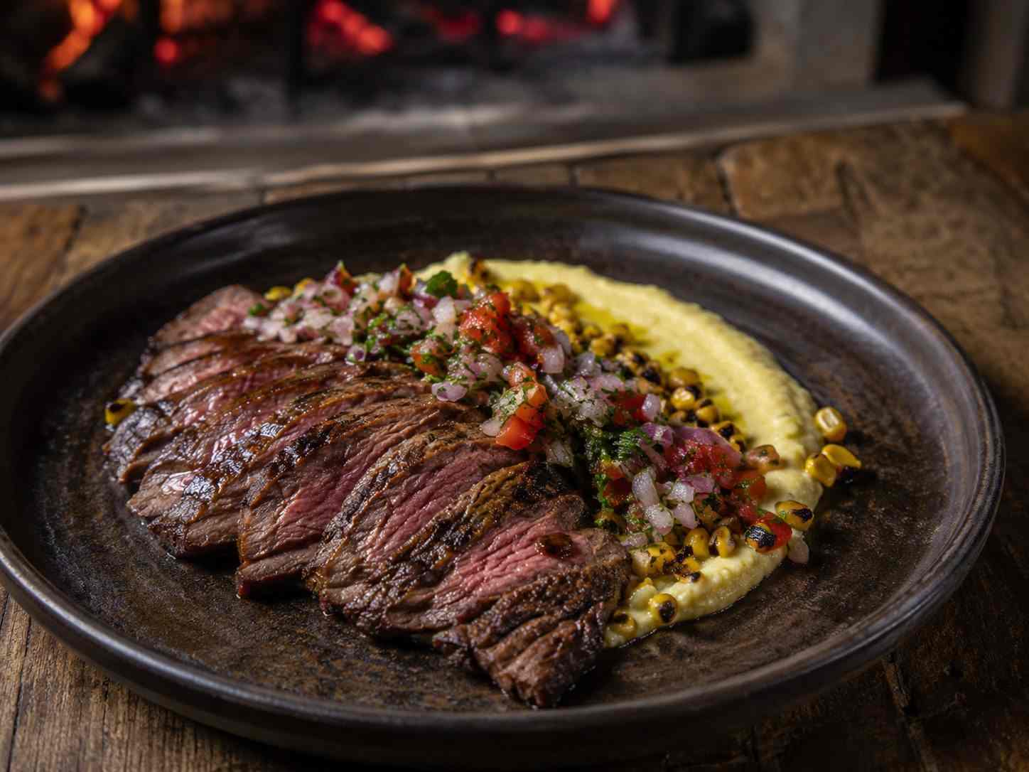 Entraña met salsa criolla en gerookte maïs