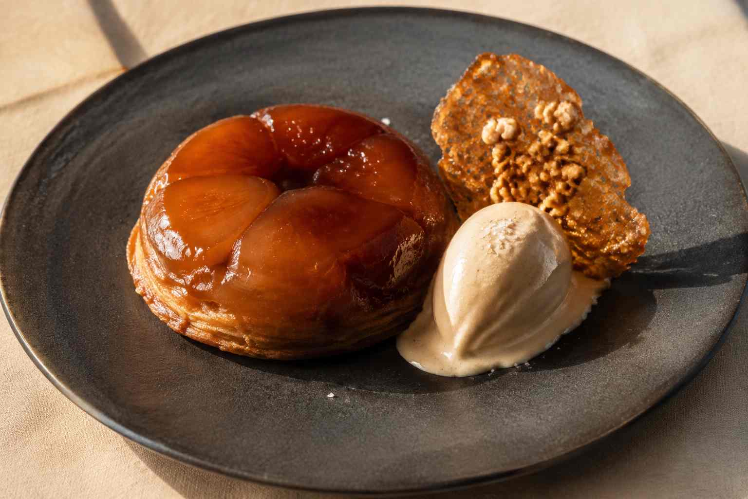 Kamado appel-tarte-tatin met gezouten-karamelijs en walnoot-tuile