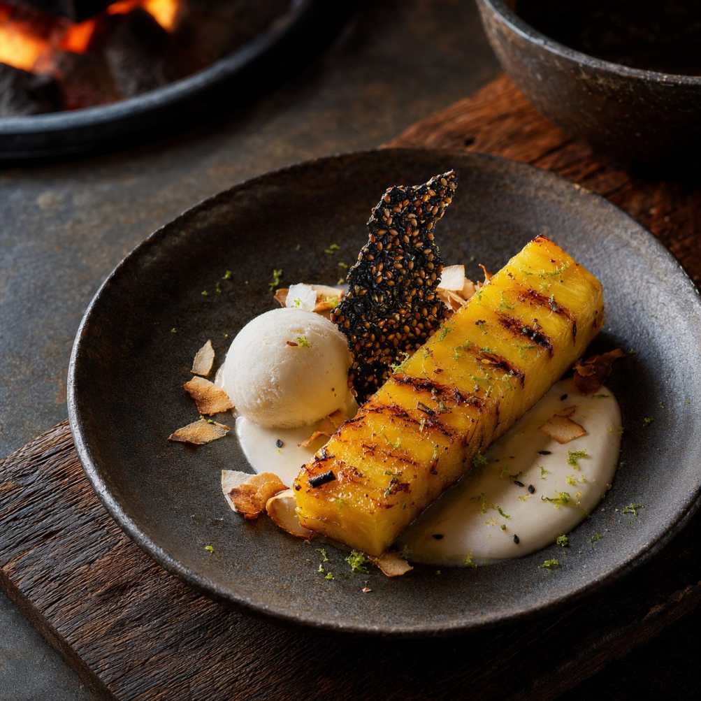Gegrilde ananas met pandan-kokoscrème en zwarte sesam