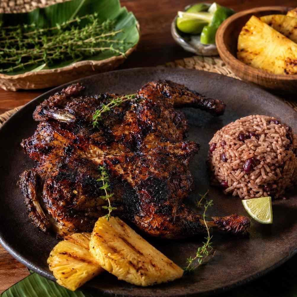 Jerk chicken met gegrilde ananas en rice and peas