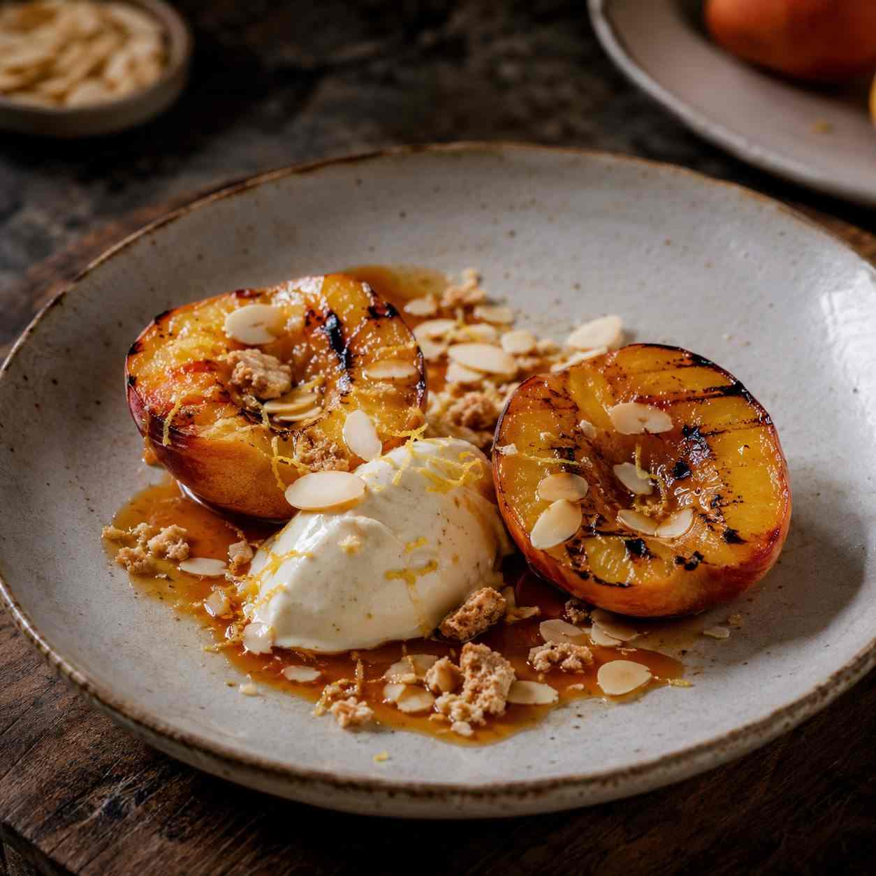 Gegrilde perzik met amaretto, mascarpone en amaretti