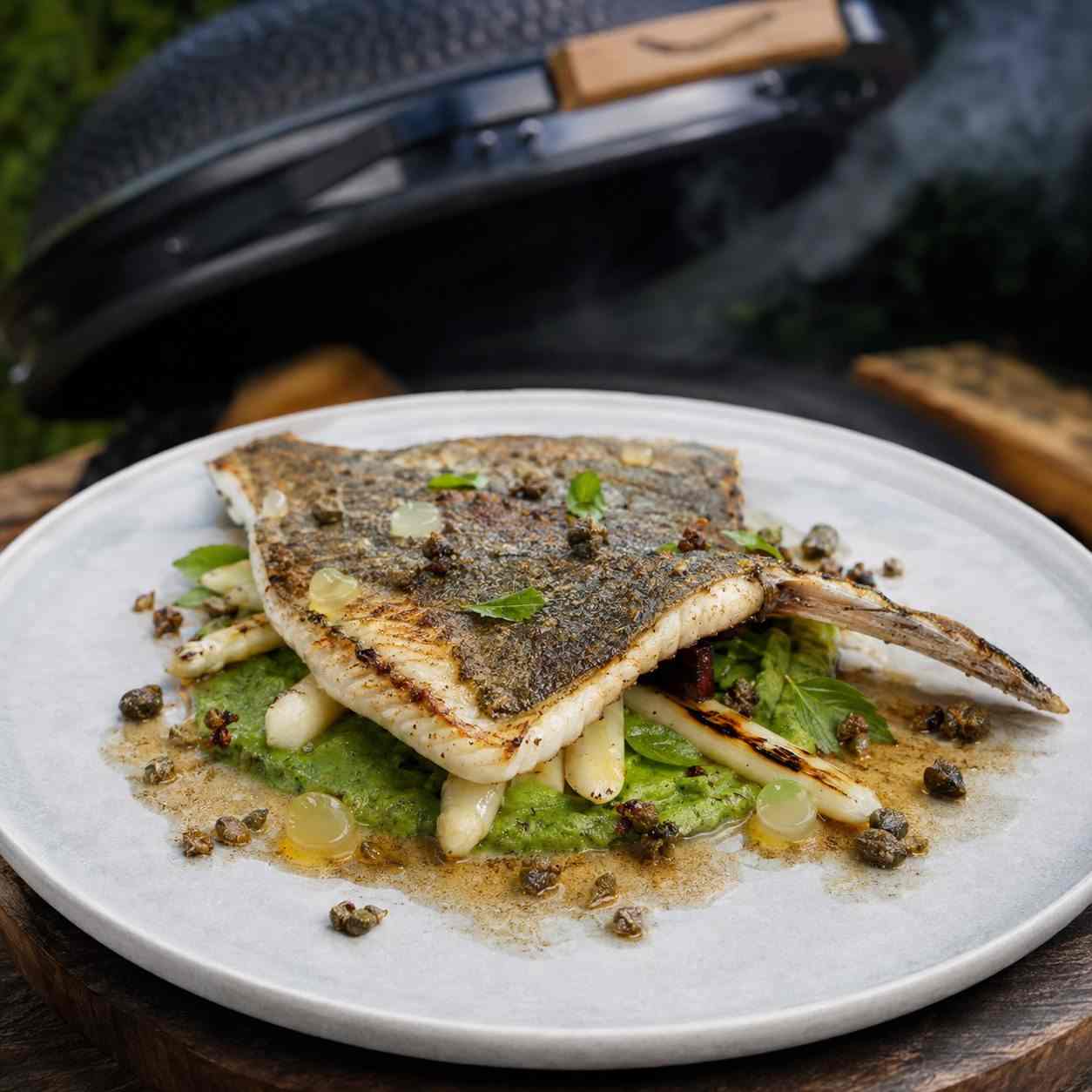 Cedergerookte tarbot met beurre noisette, witte asperge en doperwt-lavascrème
