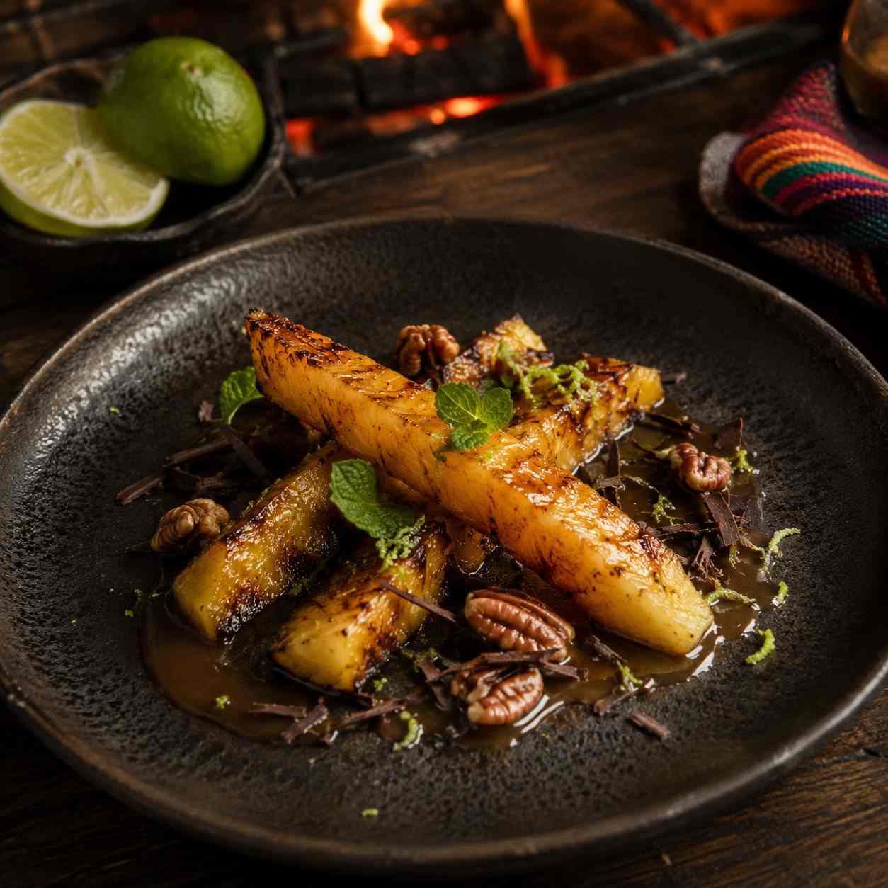 Gegrilde ananas met mezcal-karamel en chocolade