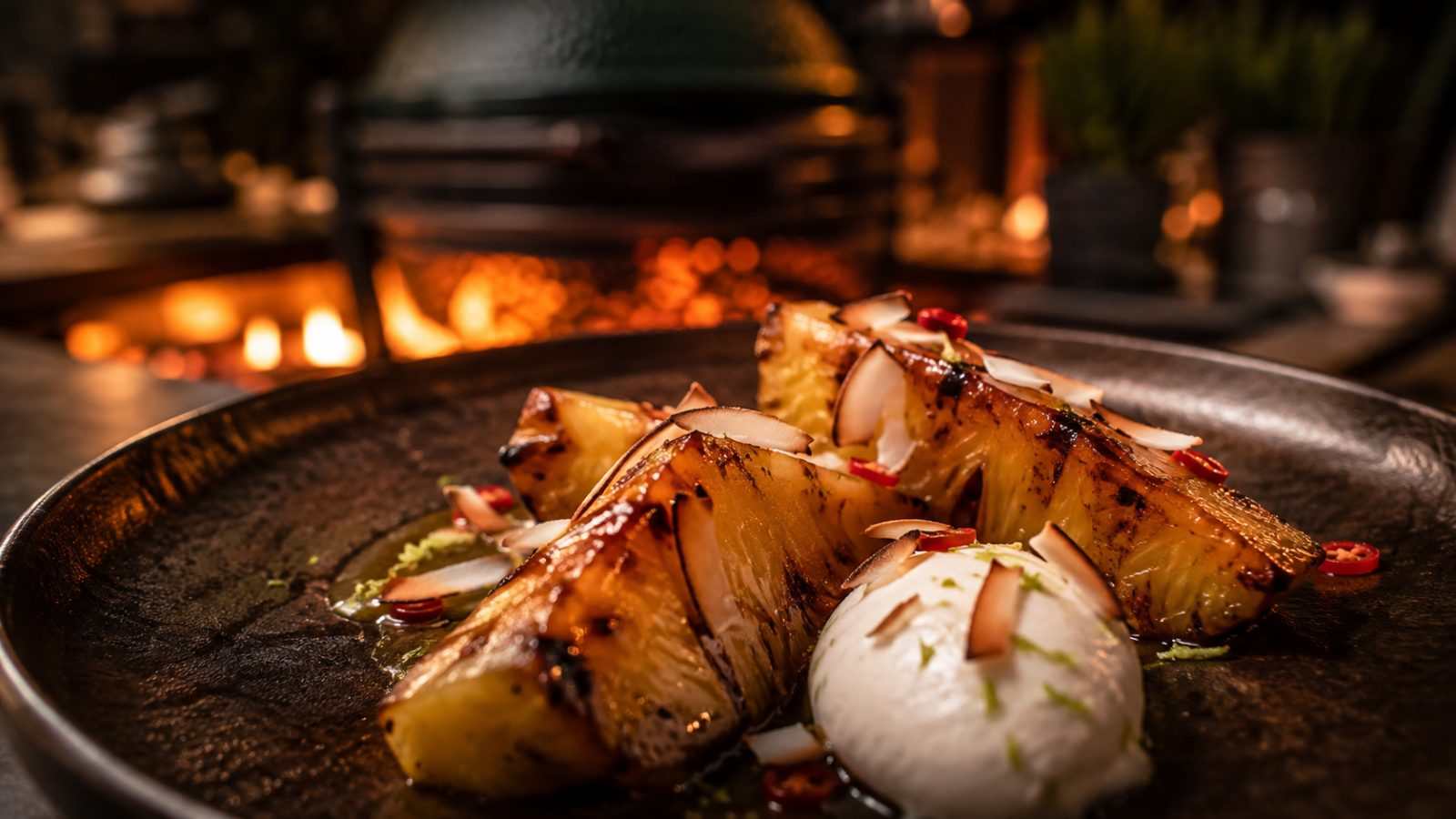 Ananas van het spit met rum en kokos