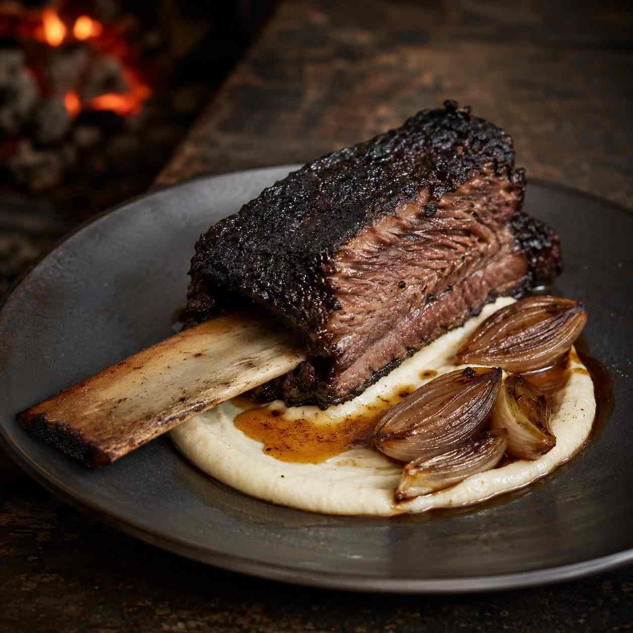 Gerookte beef short rib met mergjus en knolselderij