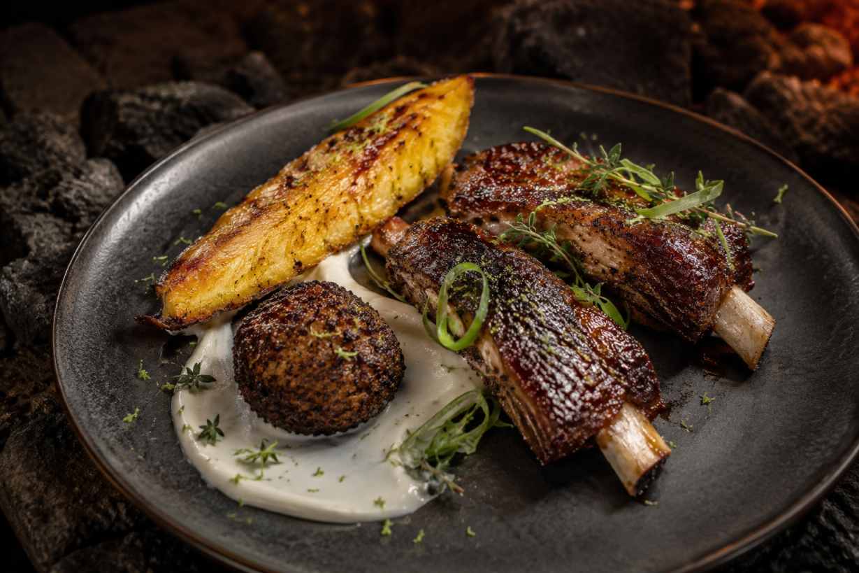 Jerk-rum spareribs met gegrilde ananas, kokoscrème en zwartebonenkroket