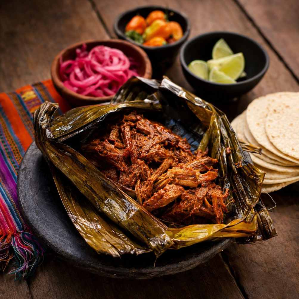 Cochinita pibil van de kamado met ingelegde rode ui