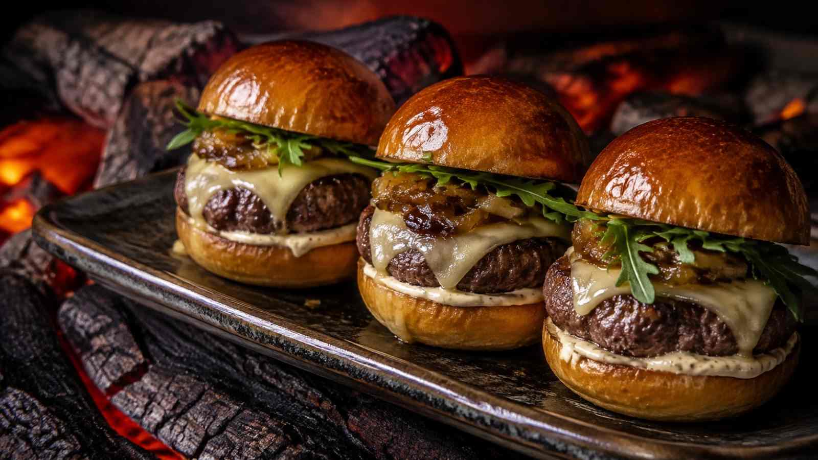 Mini-Wagyu sliders met truffel en Comté