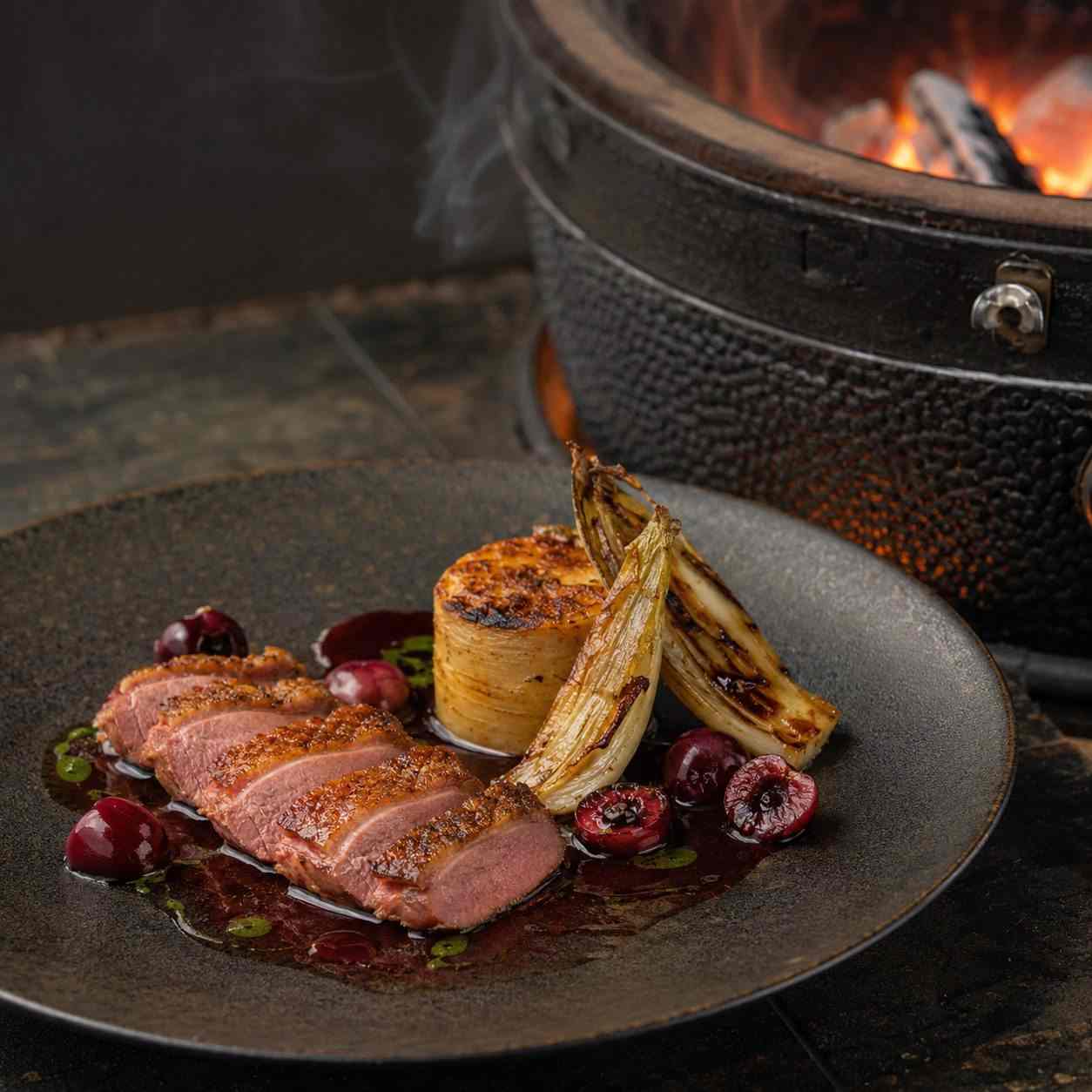 Hooigerookte eendenborst met knolselderijfondant, kersenjus en gegrilde witlof